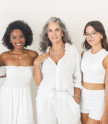 Mulheres sorrindo em um evento elegante
