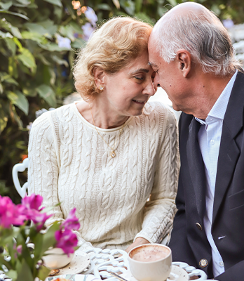 Casal se abraçando em clima romântico